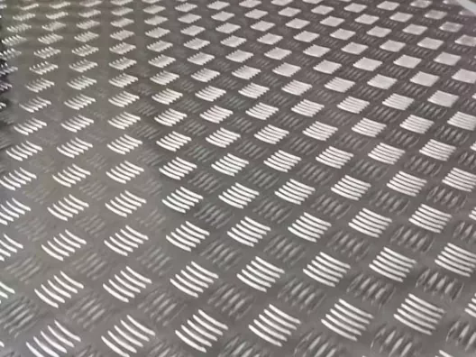 Kako aluminijasta karirasta plošča izboljša varnost in učinkovitost v industrijskih aplikacijah?